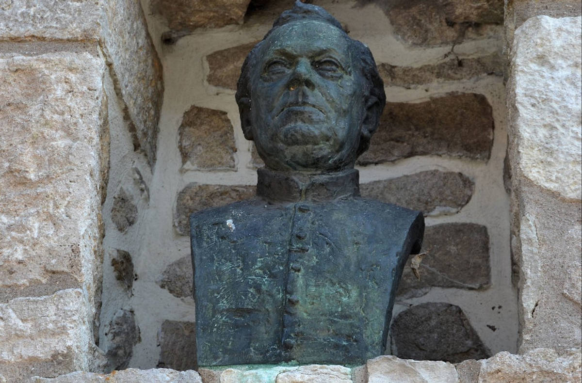 Buste de Kir à Alise-Sainte-Reine