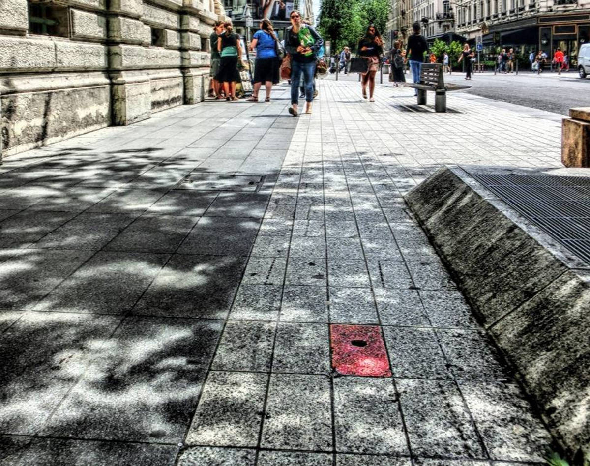 Dalle marquant l'endroit où a été poignardé Carnot