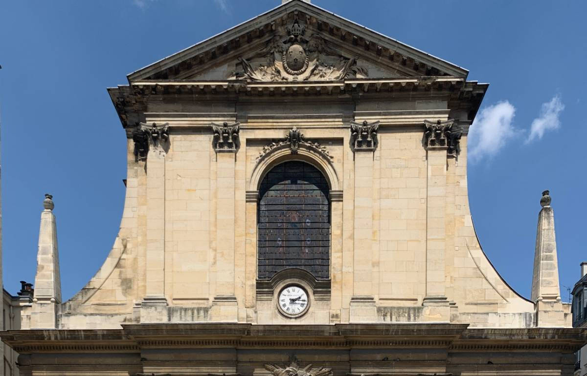 La façade et ses pyramides