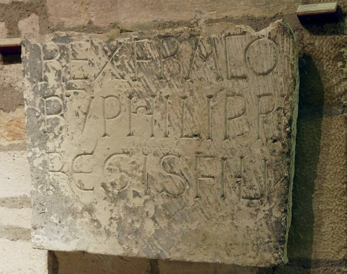 Epitaphe de Louis VI, provenant de St-Denis (musée de Cluny)