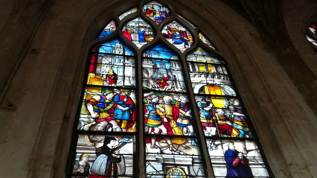 Une des verrières de l'église