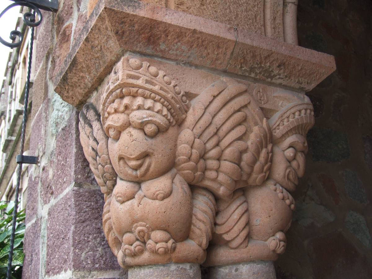 Chapiteau sculpté par H. Clews, La Napoule