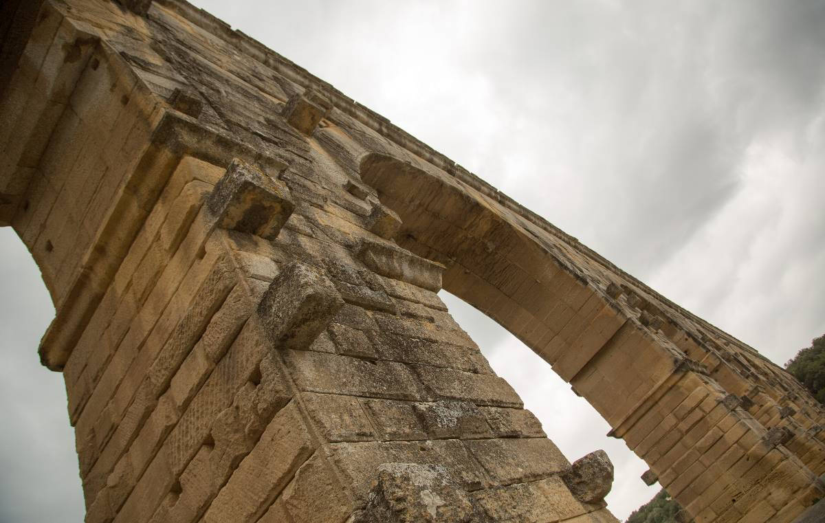 Trous et pierres saillantes, vestiges des échafaudages