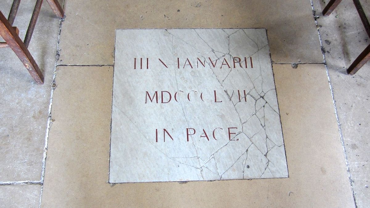 La dalle funéraire de Sibour, à l'endroit exact du drame