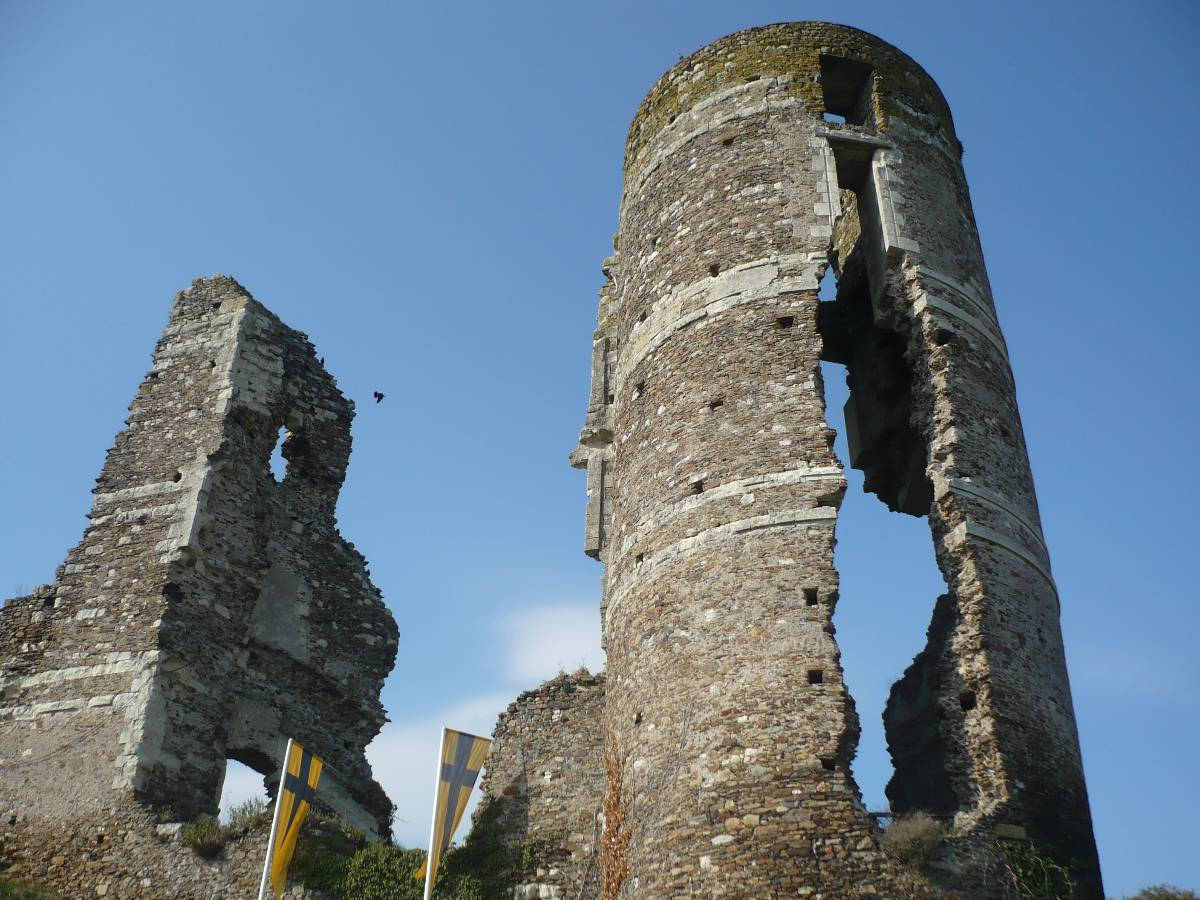 La tour Noire de Champtocé, à droite
