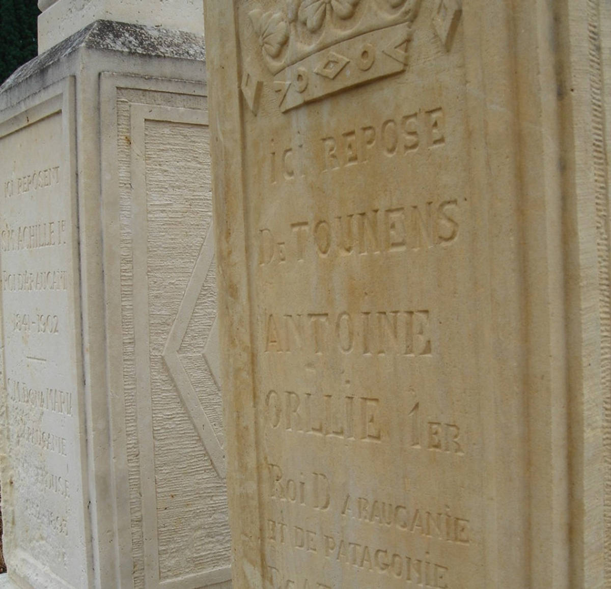 Tombe d'Antoine de Tounens, Tourtoirac