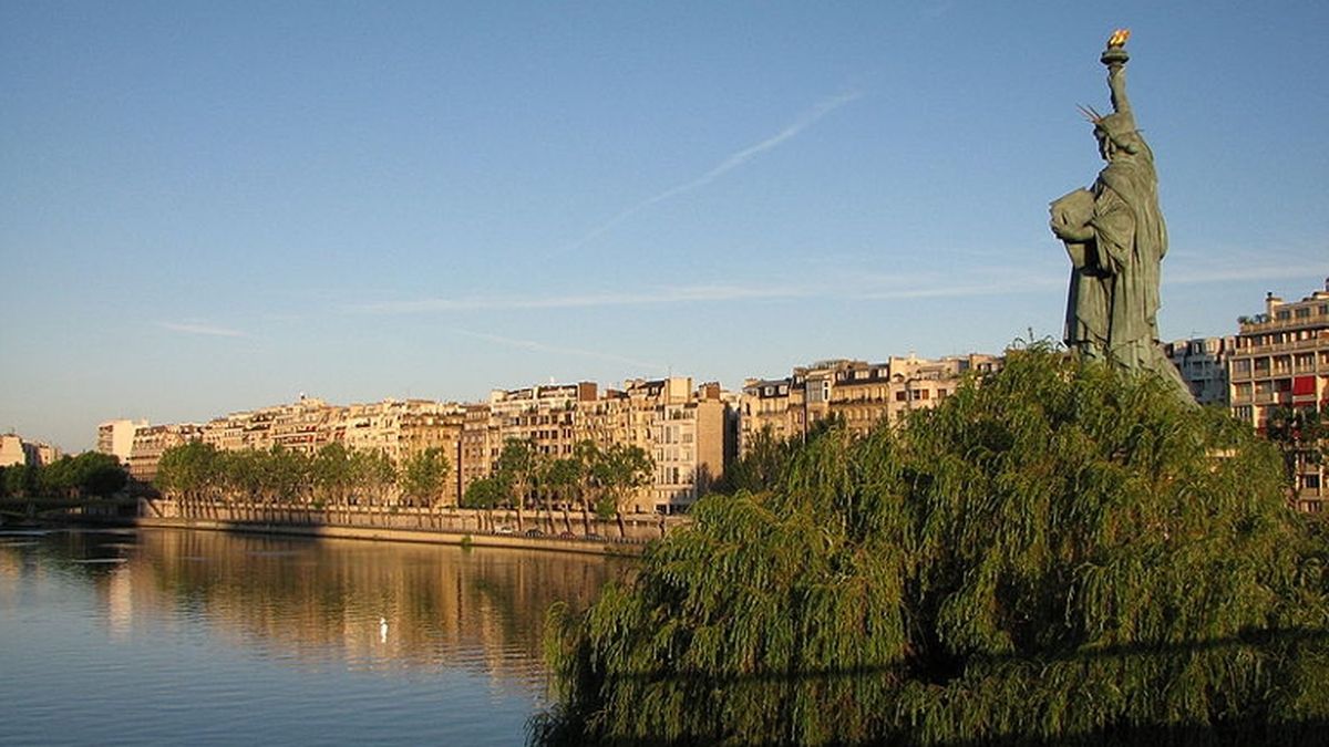 The statue from the pont de Grenelle