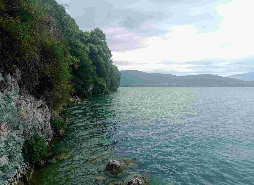 Lac du Bourget près de la grotte de Lamartine