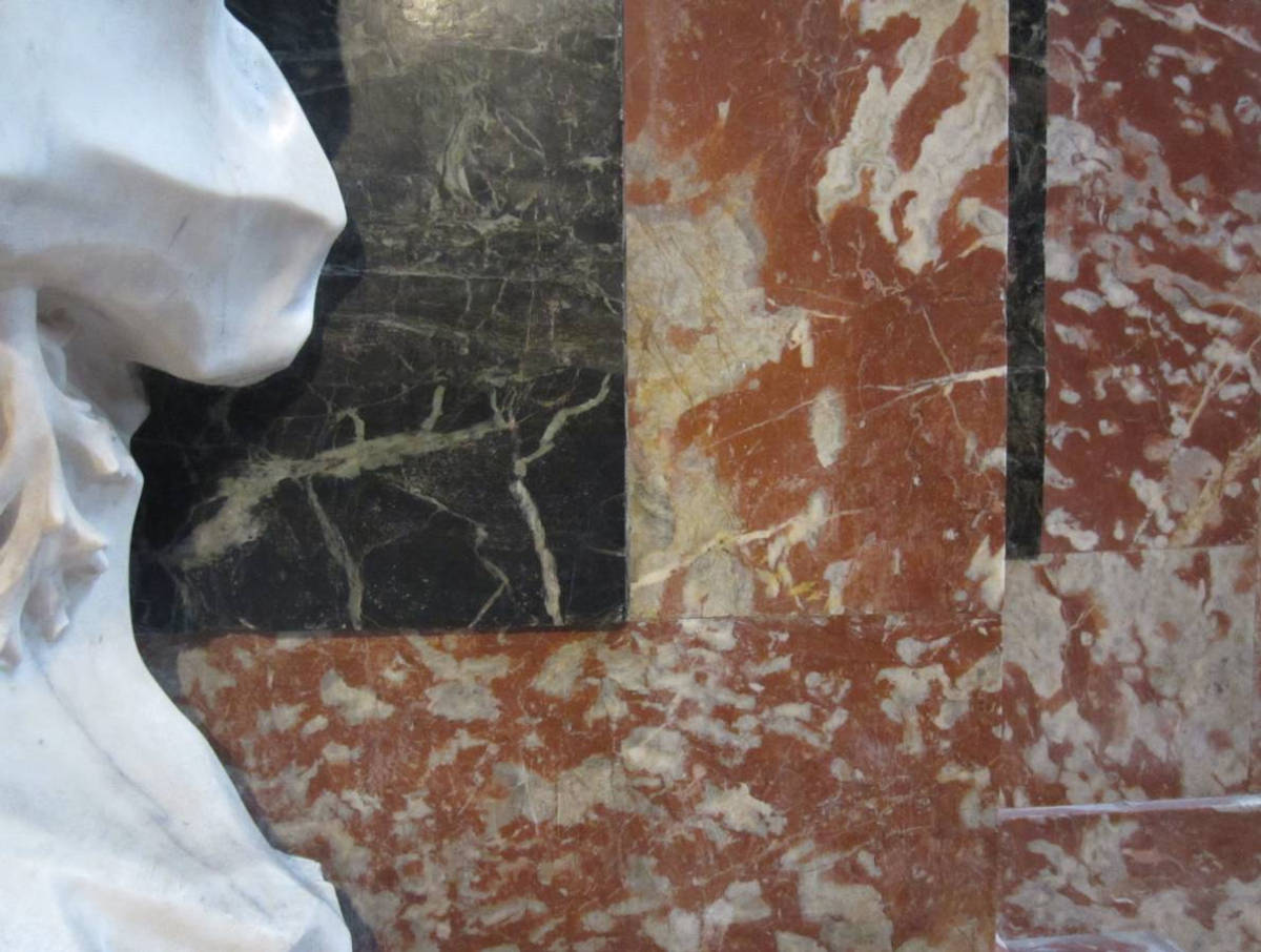 Détail des marbres derrière un des bénitiers